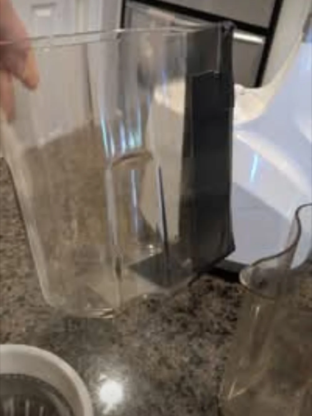 White Hurom Cold Press Juicer with Juicing Cookbooks